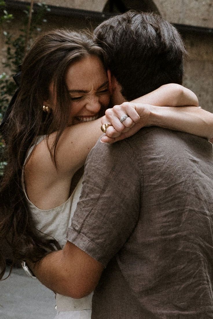 Casal se abraçando